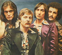 Bacila je sve niz rijeku